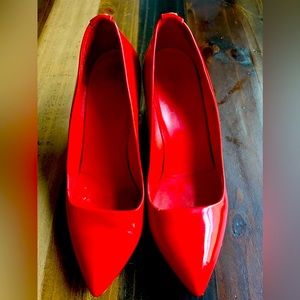 Gucci 37.5 small heel shoes color red and black.